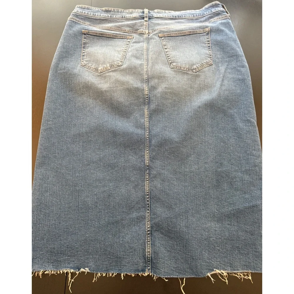 Torrid Feel the Fit Faded Denim Skirt Womens 18 Frayed Hem Front Slit‎ Stretch